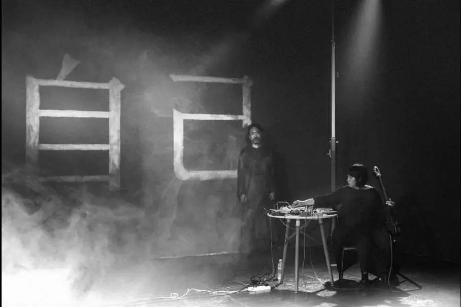 Locandina: SHENG JIE & QIAN GENG presenta THE BLACK ROBED BODHISATTVA IN CONTEMPLATION OF FREEDOM
