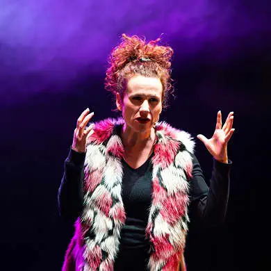 Locandina: ALESSANDRA SIMONE - LA DONNA ALFA